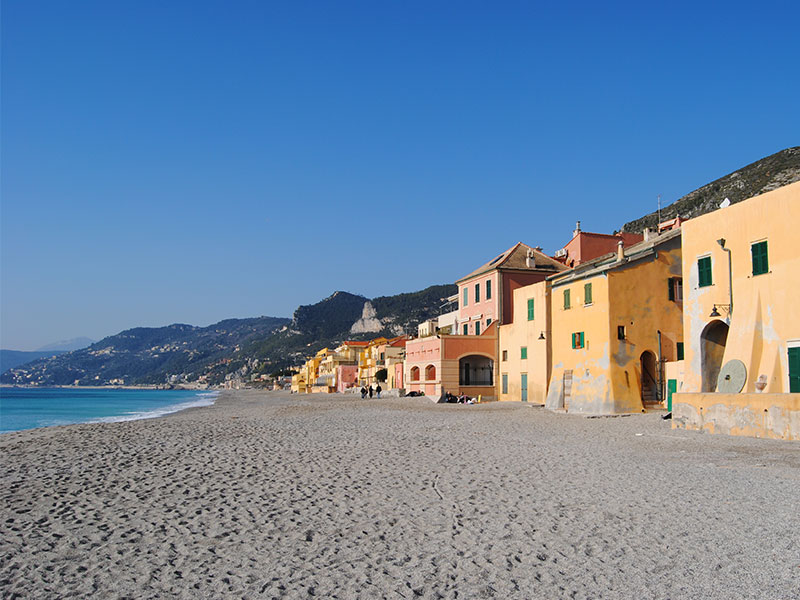 Le case color pastello del borgo saraceno di Varigotti affacciate sulla spiaggia.